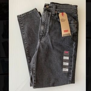 High waisted relaxed fit with tapered leg